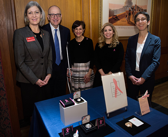 我们以及癌症研究基金会 (BCRF) 珍藏的体现乳腺癌防治慈善活动的物件，被收入史密森尼美国国家历史博物馆。其中部分展品陈列在“Giving in America”展区。代表雅诗兰黛公司领导该运动的芭莉塞登-杨在博物馆签署纪念证书。