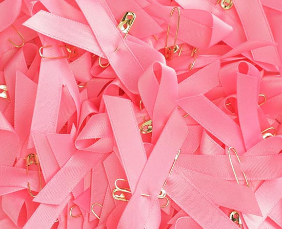 通过雅诗兰黛公司旗下品牌的全球专柜分发了超过 200 万玫粉红丝带。